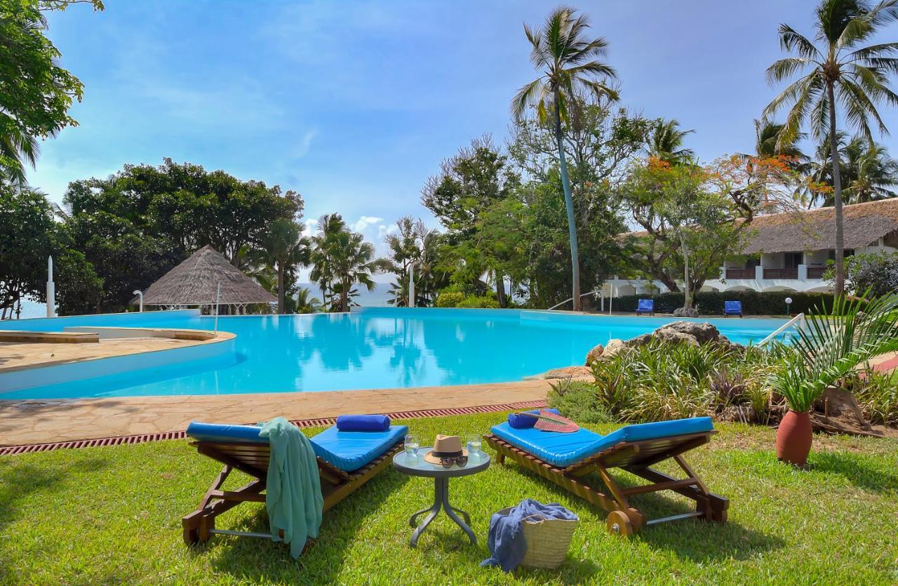 Diamonds Leisure Beach & Golf Resort Diani Beach Ngoại thất bức ảnh The pool at the Serena Beach Resort