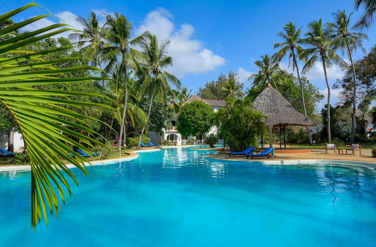 Diamonds Leisure Beach & Golf Resort Diani Beach Ngoại thất bức ảnh The swimming pool at the hotel