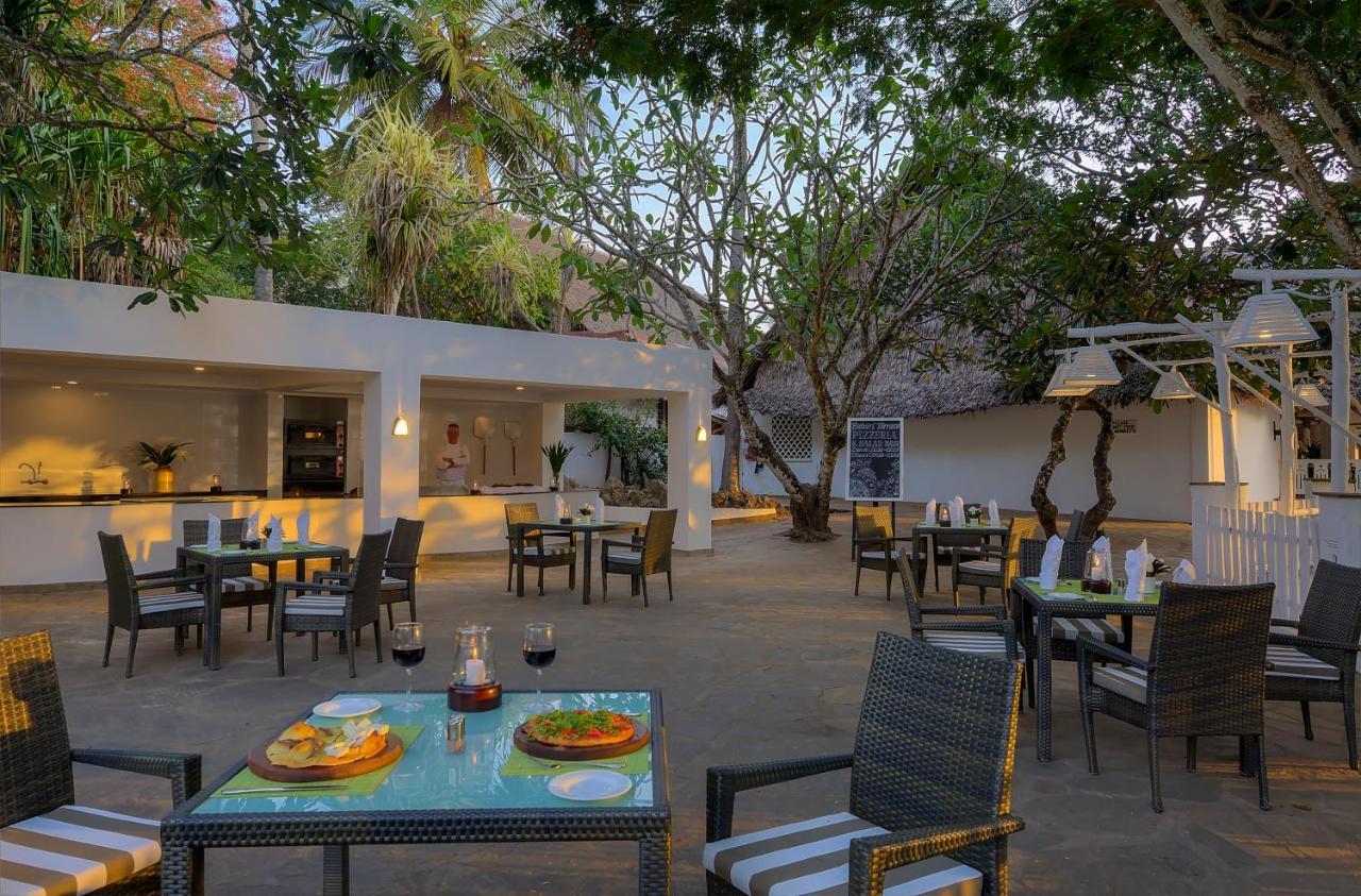 Diamonds Leisure Beach & Golf Resort Diani Beach Ngoại thất bức ảnh The restaurant at the hotel