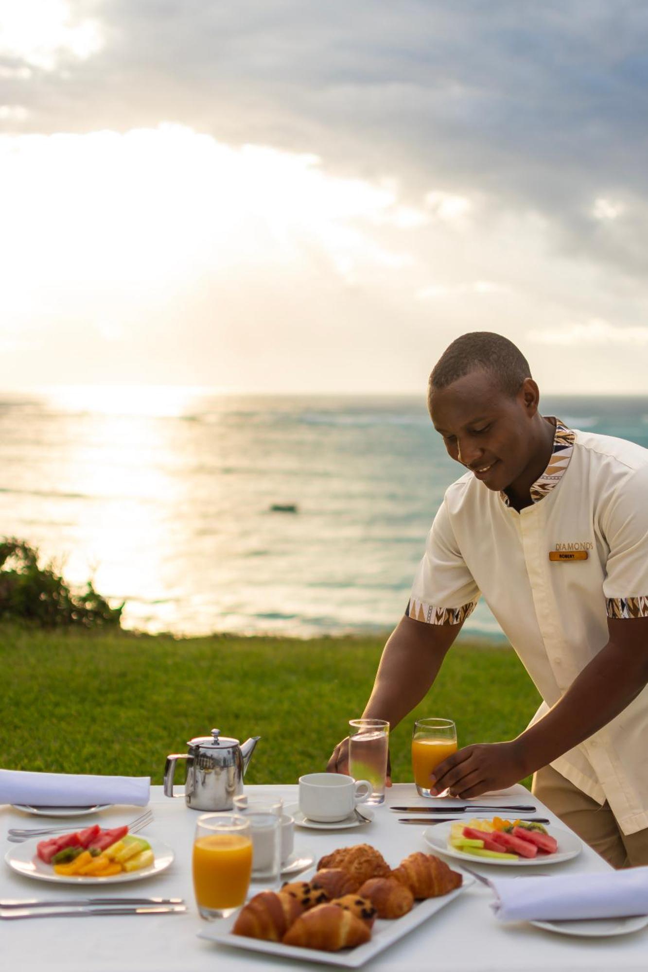 Diamonds Leisure Beach & Golf Resort Diani Beach Ngoại thất bức ảnh A butler at work