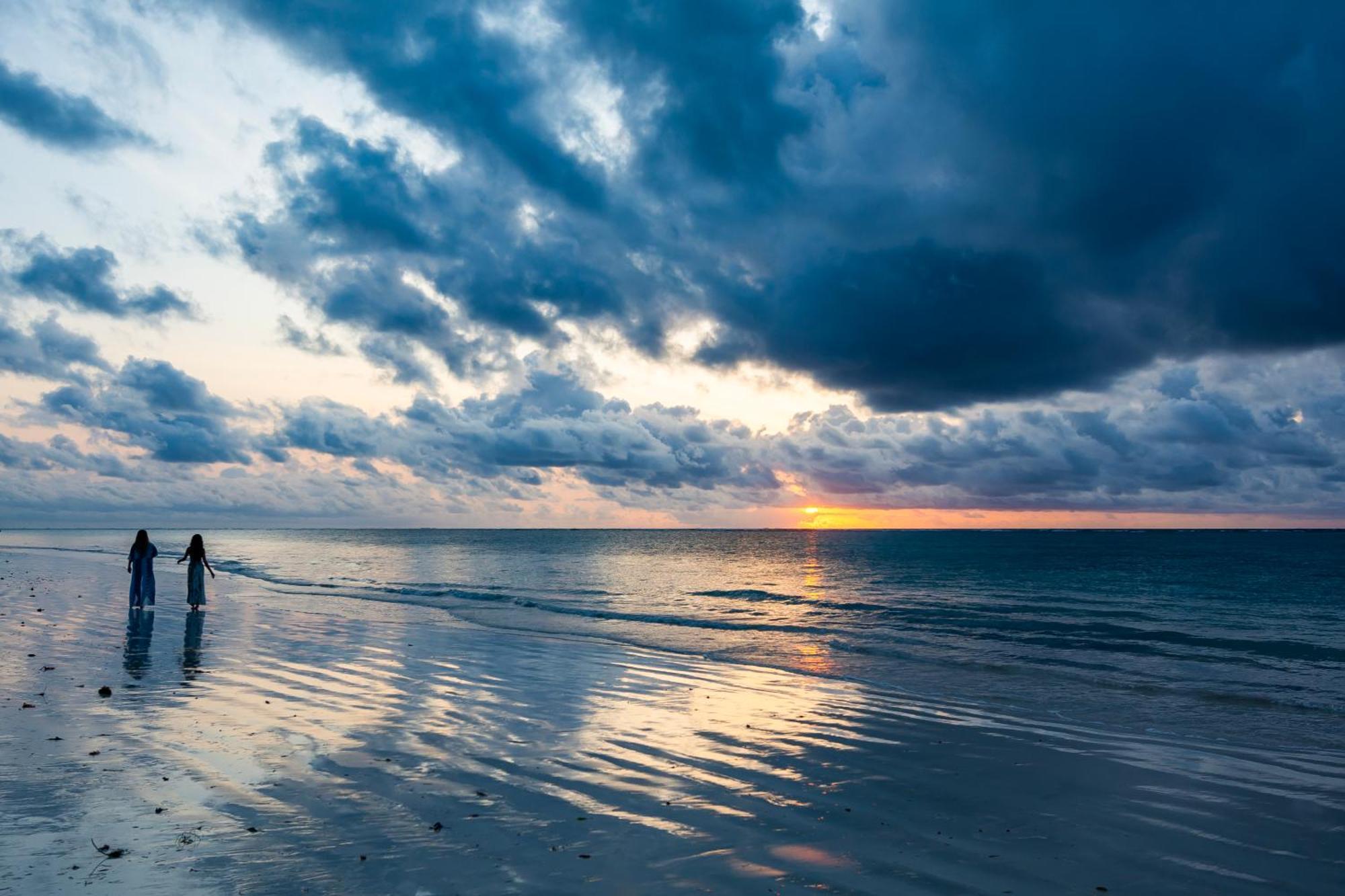 Diamonds Leisure Beach & Golf Resort Diani Beach Ngoại thất bức ảnh Sunset at the beach