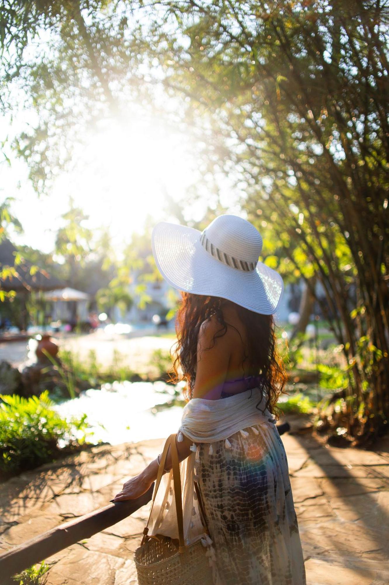 Diamonds Leisure Beach & Golf Resort Diani Beach Ngoại thất bức ảnh A woman wearing a sun hat