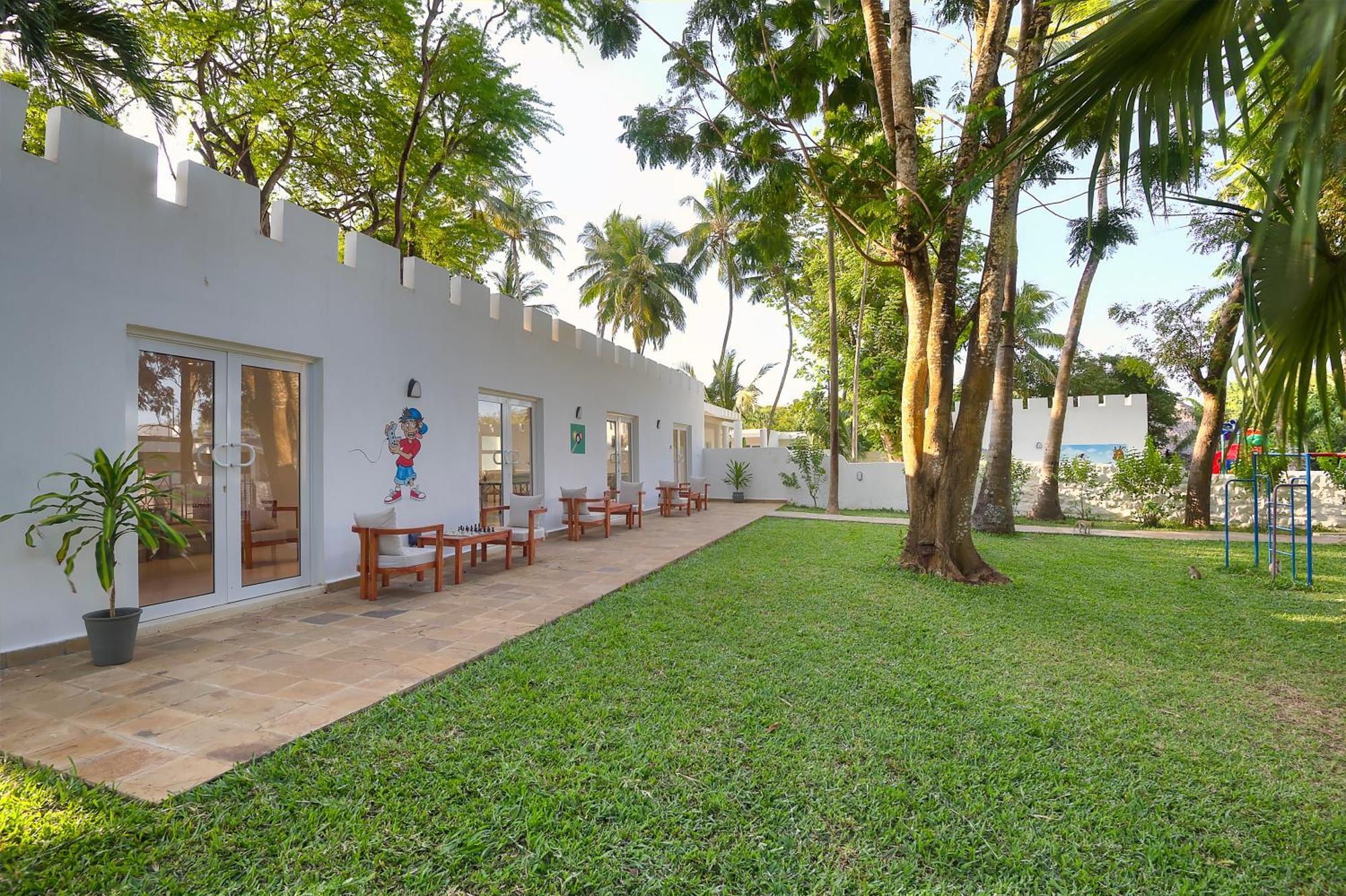 Diamonds Leisure Beach & Golf Resort Diani Beach Ngoại thất bức ảnh The hotel's garden