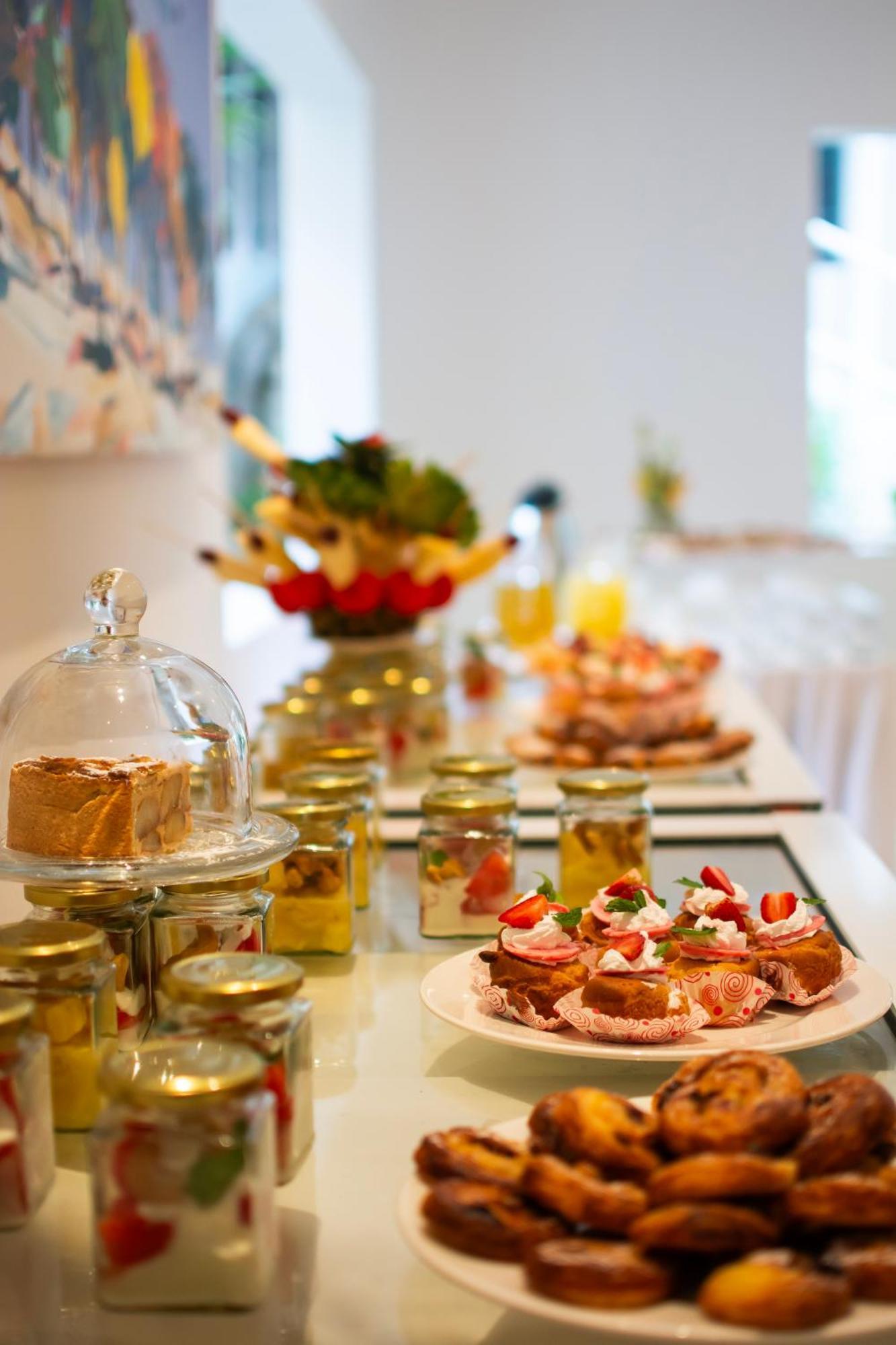 Diamonds Leisure Beach & Golf Resort Diani Beach Ngoại thất bức ảnh A buffet at a hotel